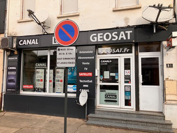 Emplacement de stationnement 30 minutes pour notre clientèle à la boutique GEOSAT à Albi